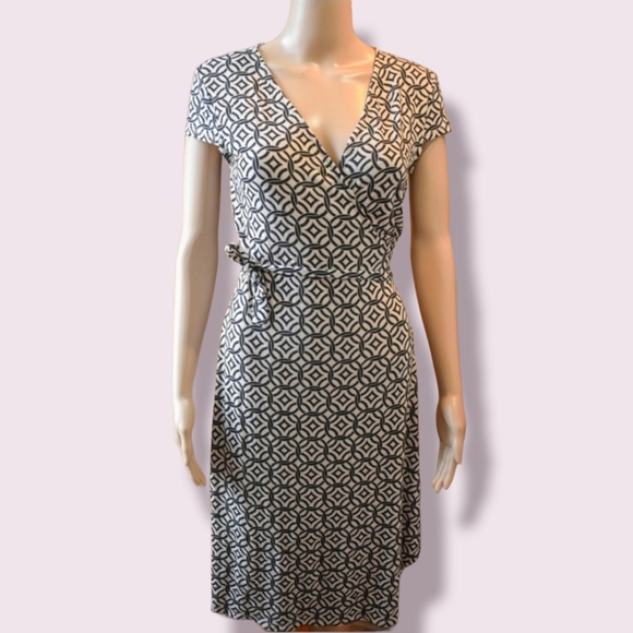 Short Sleeve Patterned Wrap Dress - M - Picture 1 of 10